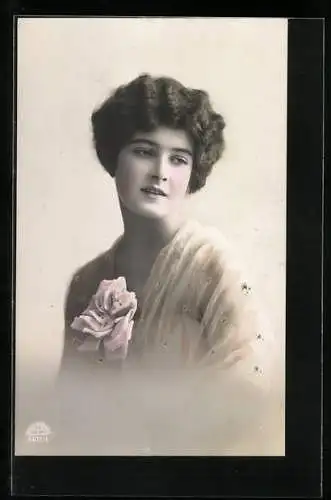 Foto-AK R & K / L Nr. 8402 /4: Junge Dame mit Blüte