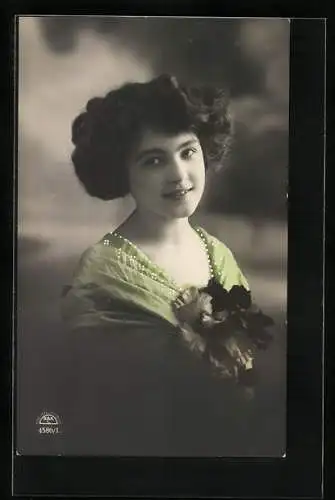 Foto-AK R & K / L Nr. 4586 /1: Junge Dame mit Blüte