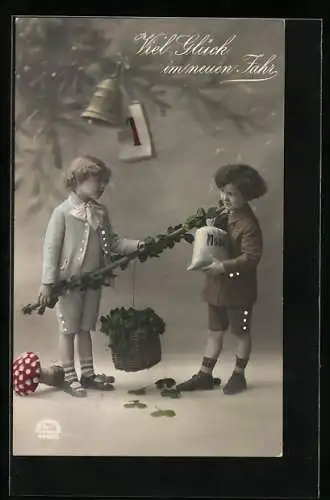 Foto-AK R & K / L Nr. 4949 /6: Kinder mit Glücksklee und Pilz