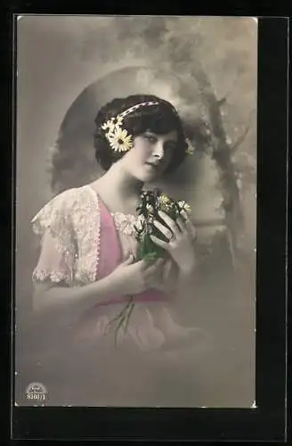 Foto-AK R & K / L Nr. 8101 /1: Junge Dame mit Blumen