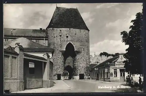 AK Hainburg a. d. Donau, Ortspartie mit Turmtor und Gasthaus