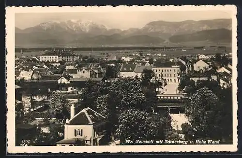 AK Wr. Neustadt, Ortsansicht mit Schneeberg und Hohe Wand