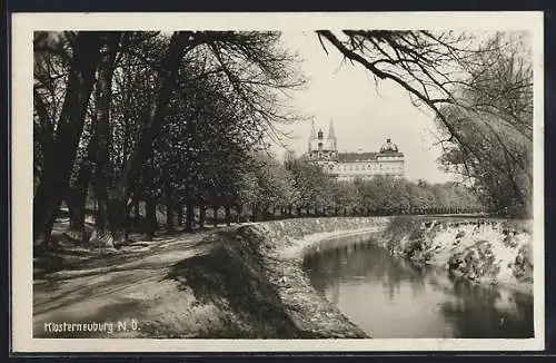 AK Klosterneuburg /N. Ö., Kloster, gesehen von der Uferstrasse