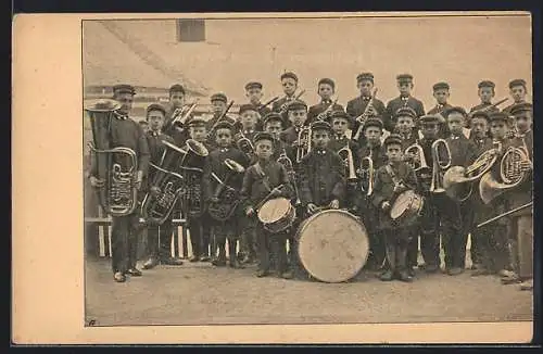 AK Wien, Knabenheim, Gruppenbild mit Instrumenten