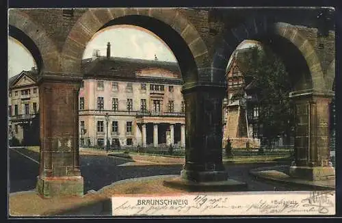 AK Braunschweig, Burgplatz, gesehen durch Torbögen