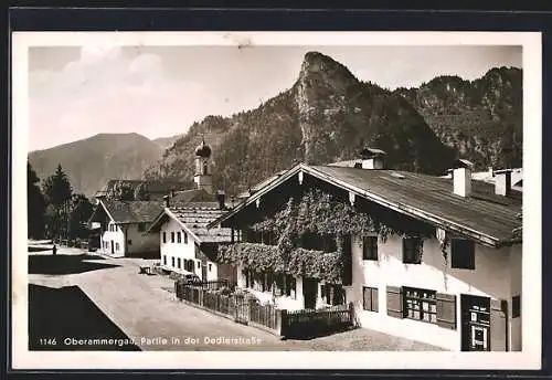 AK Oberammergau, Partie in der Dedlerstrasse mit Kirche