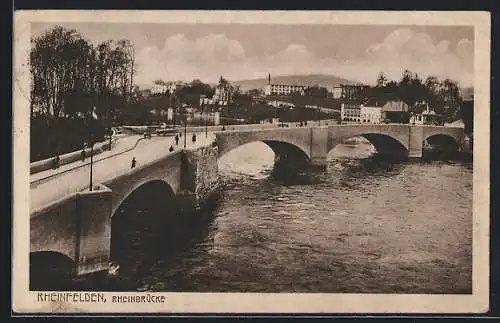 AK Rheinfelden, Rheinbrücke mit Passanten