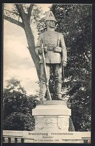 AK Braunschweig, Fallerslebertorbrücke, Musketier im Leib-Bataillon 1905