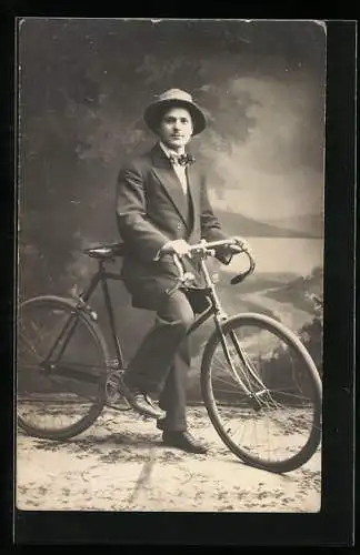 Foto-AK Mann mit Fahrrad