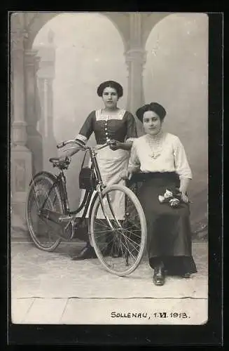 Foto-AK Junge Damen mit Fahrrad
