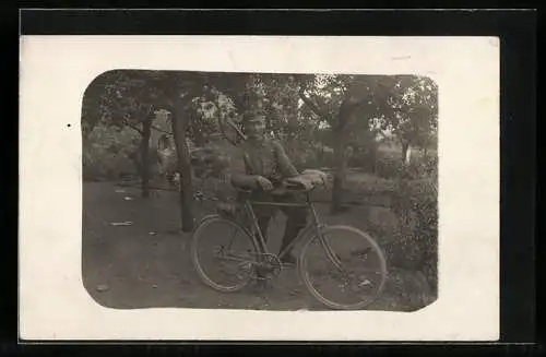 Foto-AK Soldat mit Fahrrad