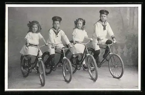 AK Kinder in Matrosenanzügen auf Fahrrädern