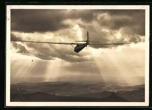 AK Segelflugzeug gleitet der Sonne entgegen