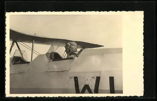 Foto-AK Pilot im Cockpit eines Flugzeug