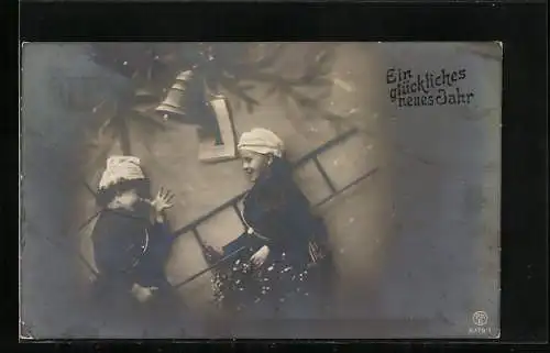 AK Zwei junge Schornsteinfeger treffen sich im neuen Jahr und wünschen sich Glück