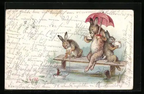 AK Osterhasen sitzen auf einer Bank mit Regenschirm, Eierschalen-Boot mit Häschen, Osterhase leckt an einem Ei