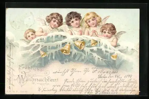 AK Weihnachtsengel schauen vom verschneiten Ast mit Glocken hinab