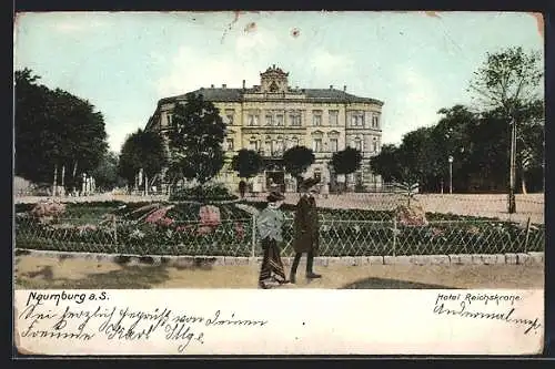 AK Naumburg a. Sa., Hotel Reichskrone mit Passanten