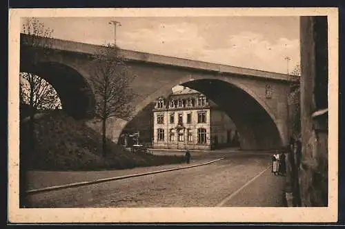 AK Glauchau i. Sa., Strasse an der Scheerberg-Brücke mit Anwohnern