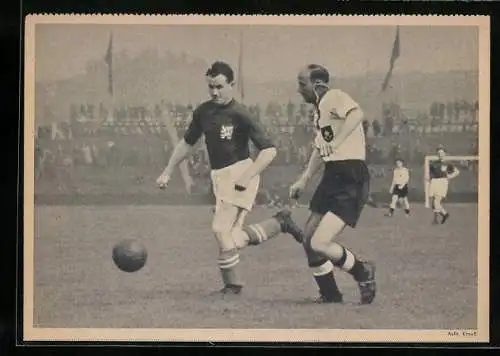 AK Fussballspieler Conen bei einem Zweikampf im Mittelfeld