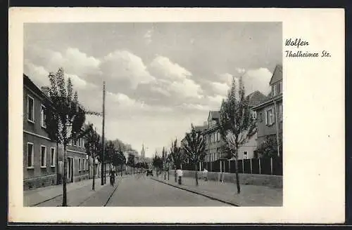 AK Wolfen b. Bitterfeld, Passanten in der Thalheimer Strasse