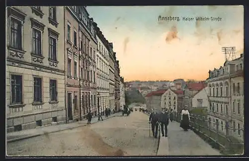 AK Annaberg / Erzgebirge, Kaiser Wilhelm-Strasse mit Passanten