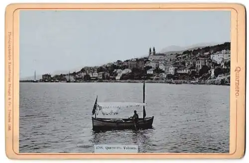 Fotografie Stengel & Co., Dresden, Ansicht Quarnero, Quarnero Colosca, Blick nach der Stadt, Mann im Ruderboot