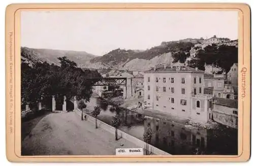 Fotografie Stengel & Co., Dresden, Ansicht Quarnero, Sussak, Blick in den Ort mit Stahlbrücke
