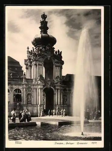 Foto-AK Walter Hahn, Dresden, Nr.10700: Dresden, Zwinger Kronentor