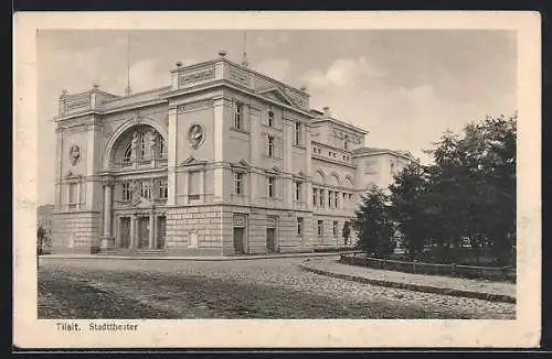 AK Tilsit, Stadttheater mit Strasse