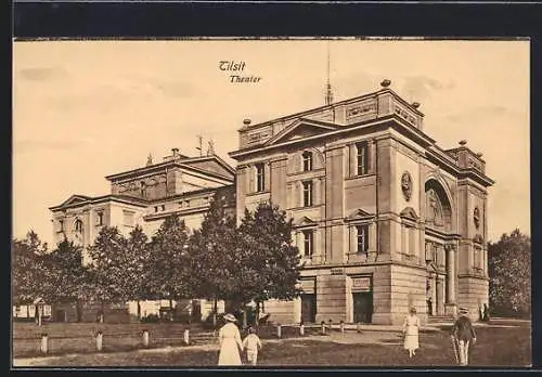 AK Tilsit, Theater mit Anlage, von der Strasse gesehen