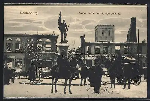 AK Neidenburg, Grosser Markt mit Kriegerdenkmal, Soldaten, Pferde