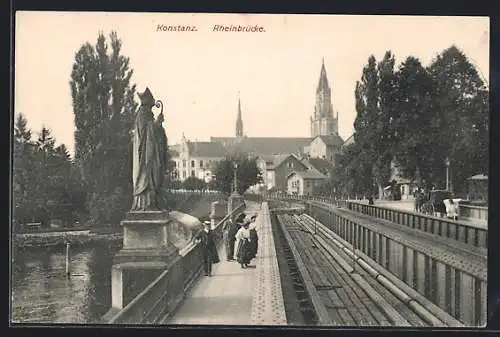 AK Konstanz, Rheinbrücke mit Passanten