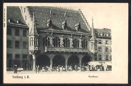 AK Freiburg i. Br., Kaufhaus mit Passanten