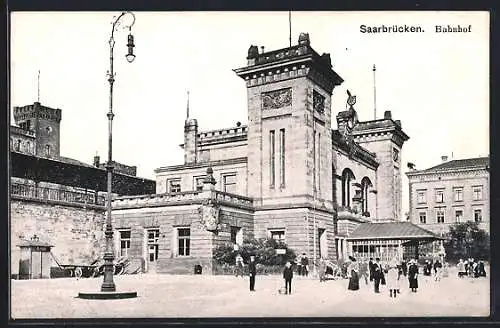 AK Saarbrücken, Strassenpartie mit Bahnhof