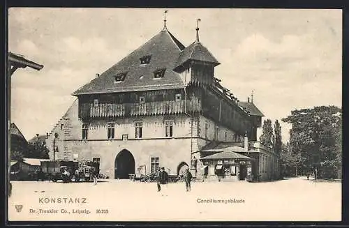 AK Konstanz, Conciliumsgebäude mit Passanten