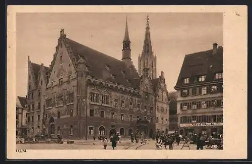 AK Ulm / Donau, Blick auf Rathaus und Münster mit Passanten