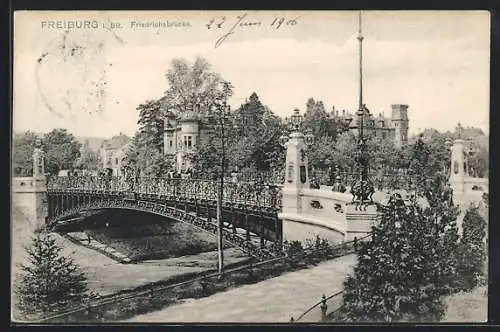 AK Freiburg i. Br., Friedrichsbrücke mit Passanten