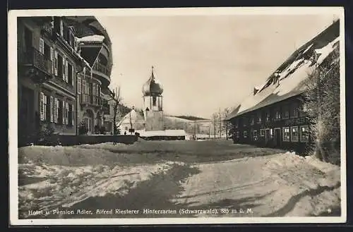 AK Hinterzarten /Schwarzwald, Strassenpartie mit Kirche im Schnee