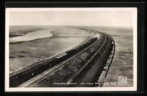 AK Westerland, Hindenburgdamm mit Eisenbahn