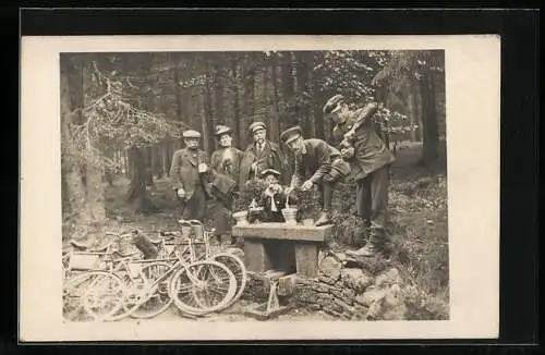 Foto-AK Männer im Wald mit Fahrrädern