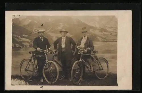 Foto-AK Männer in Anzügen mit Fahrrädern