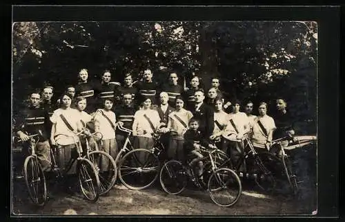 Foto-AK Fahrradfahrer mit Schärpen