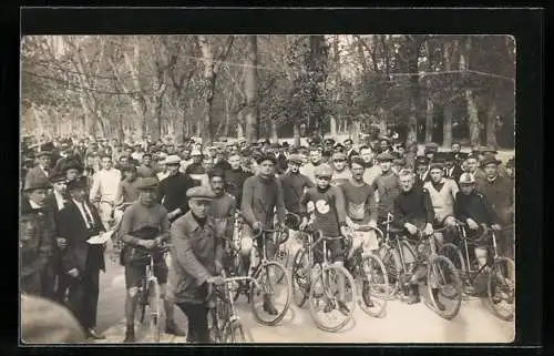 Foto-AK Menschenmenge mit Fahrrädern