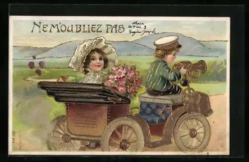 AK Kindliches Liebespaar mit Blumenstrauss im zeitgenössischen Automobil