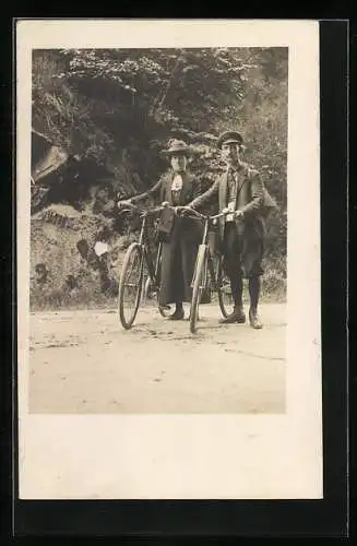 Foto-AK Paar mit Fahrrädern