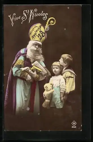 AK St. Nicolas schenkt den Kindern einen Teddy