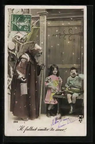 AK Weihnachtsmann begrüsst die Kinder vor der Tür mit Geschenken