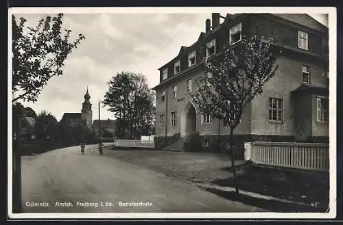 AK Colmnitz / Amtsh. Freiberg, Strassenpartie mit Berufsschule und Kirche