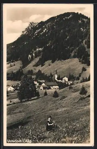 AK Unterjoch i. Allg., Ortsansicht mit kleinem Mädchen auf Blumenwiese